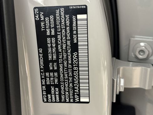 Certified 2025 Porsche Macan image 31