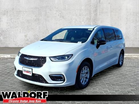 New 2026 Chrysler Pacifica Select image 5