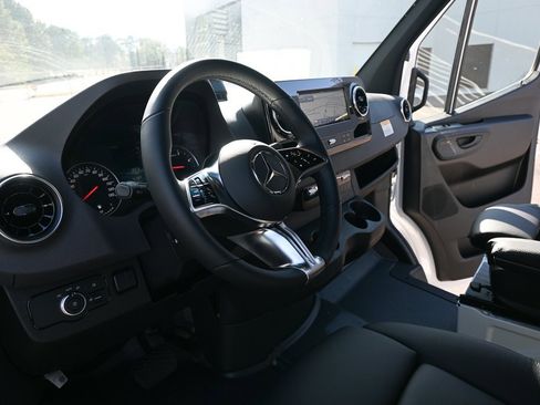 Used 2025 Mercedes-Benz Sprinter 2500 image 6
