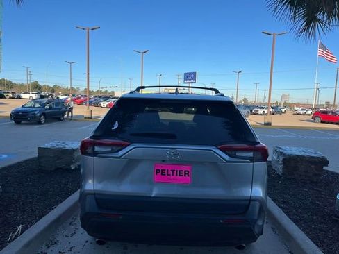 Used 2022 Toyota RAV4 XLE Premium image 16