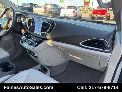 Used 2017 Chrysler Pacifica Touring-L image 69