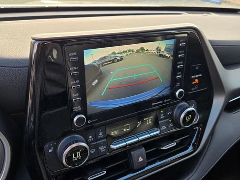 Used 2022 Toyota Highlander XLE AWD/4WD image 21