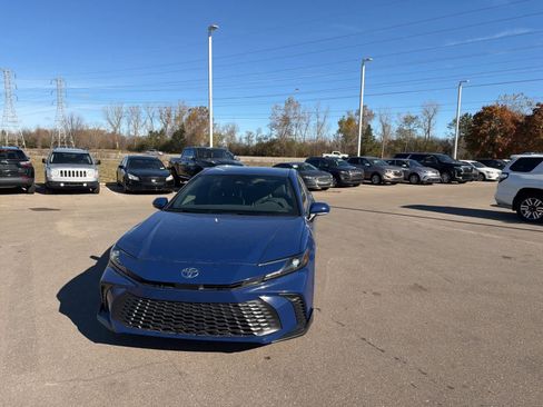 Used 2025 Toyota Camry SE image 5