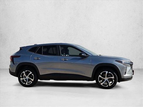 Used 2024 Chevrolet Trax RS w/ Sunroof Package FWD image 4