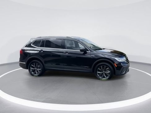 Certified 2022 Volkswagen Tiguan SE image 9
