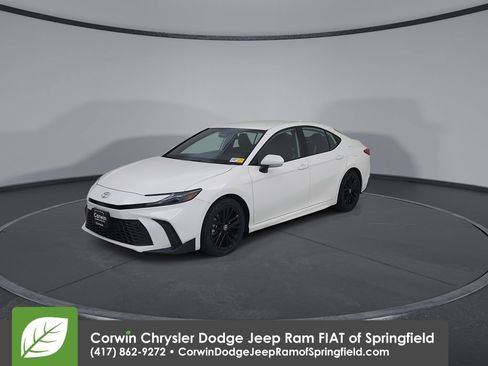 Used 2025 Toyota Camry SE image 8