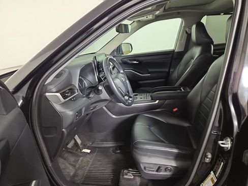 Used 2021 Toyota Highlander XLE AWD/4WD image 12