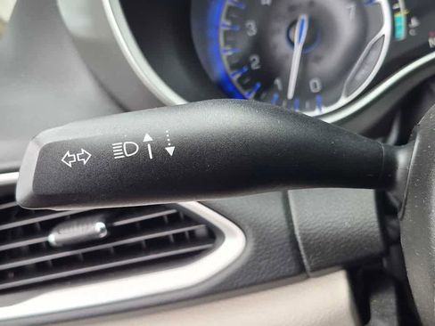 Used 2023 Chrysler Pacifica Touring-L FWD image 31