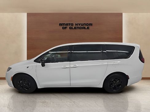 Used 2024 Chrysler Pacifica Limited FWD image 3