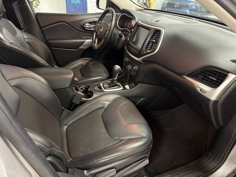 Used 2018 Jeep Cherokee Latitude Plus w/ Comfort/Convenience Group FWD image 48