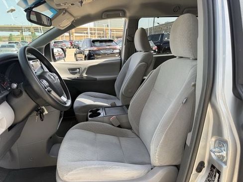 Used 2017 Toyota Sienna LE FWD image 23