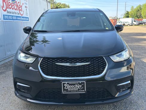 Used 2024 Chrysler Pacifica Touring-L FWD image 6