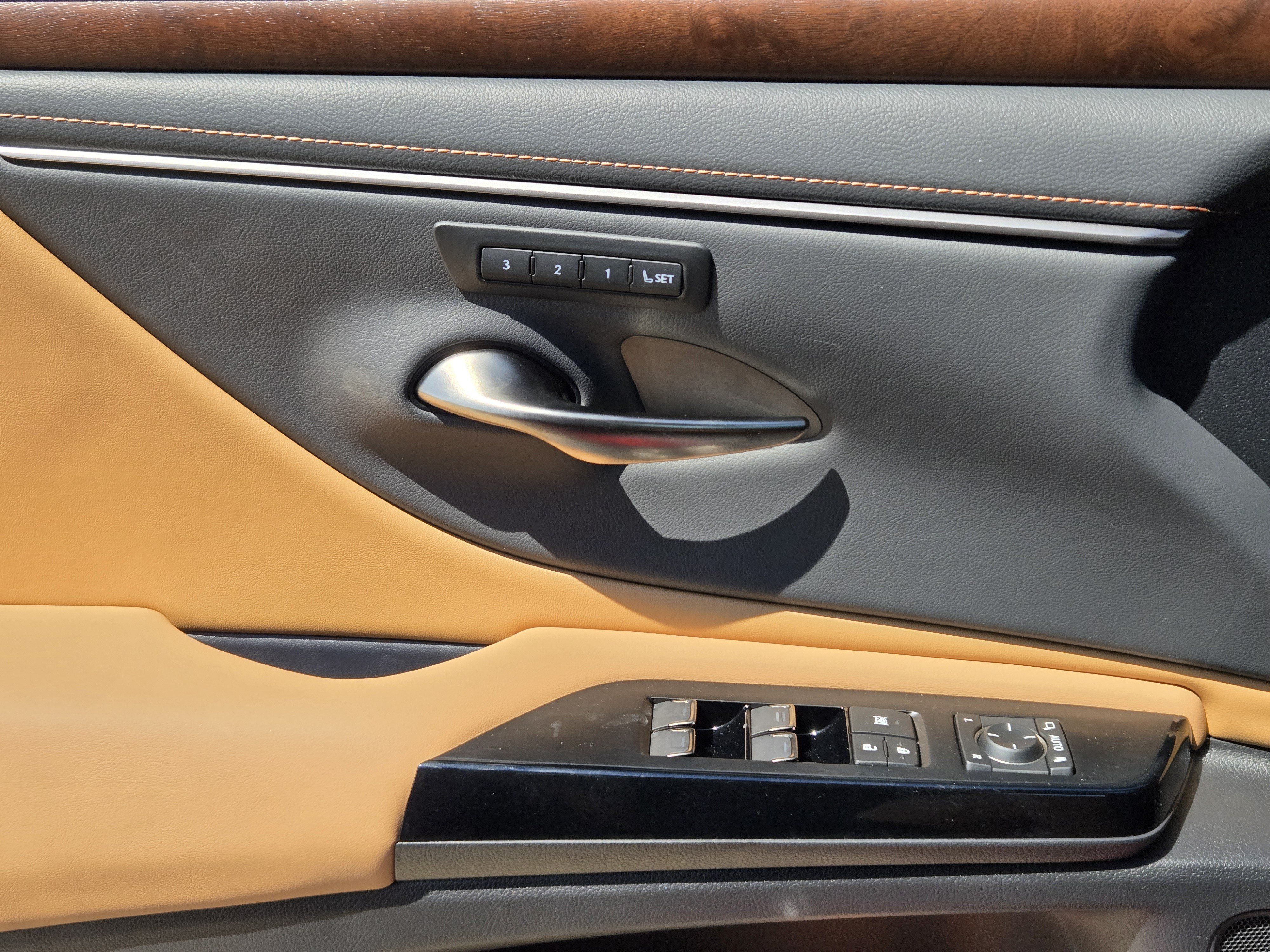 Used 2025 Lexus ES 300h w/ Premium Package FWD image 31