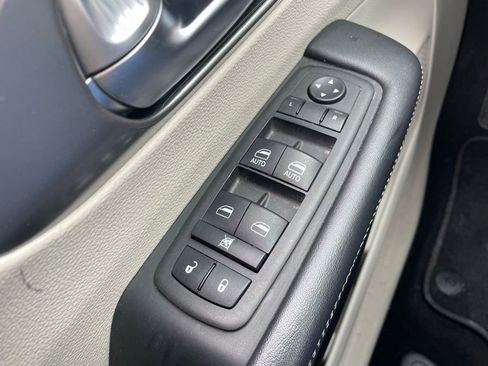 Used 2023 Chrysler Pacifica Touring-L FWD image 30