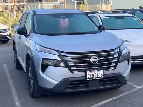 Used 2024 Nissan Rogue S image 2