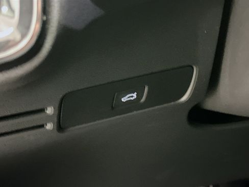 Used 2025 Volvo XC40 B5 Plus image 17