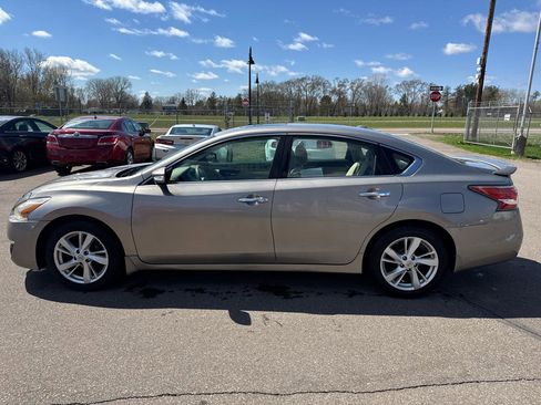 Used 2014 Nissan Altima 2.5 SV w/ Convenience Package image 8