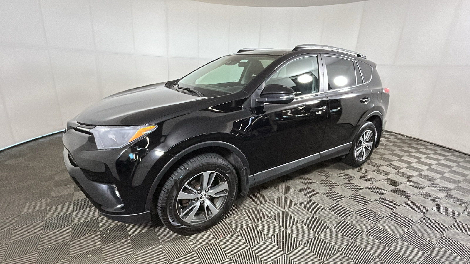 Used 2017 Toyota RAV4 XLE w/ All Weather Liner Package AWD/4WD image 8