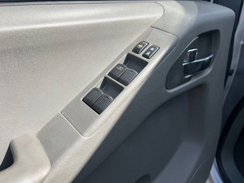 Used 2013 Nissan Frontier SV image 11