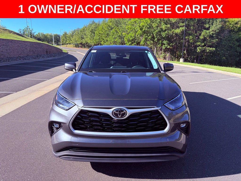 Used 2022 Toyota Highlander LE AWD/4WD image 2