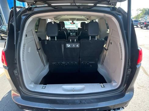 Used 2019 Chrysler Pacifica Touring-L FWD image 18