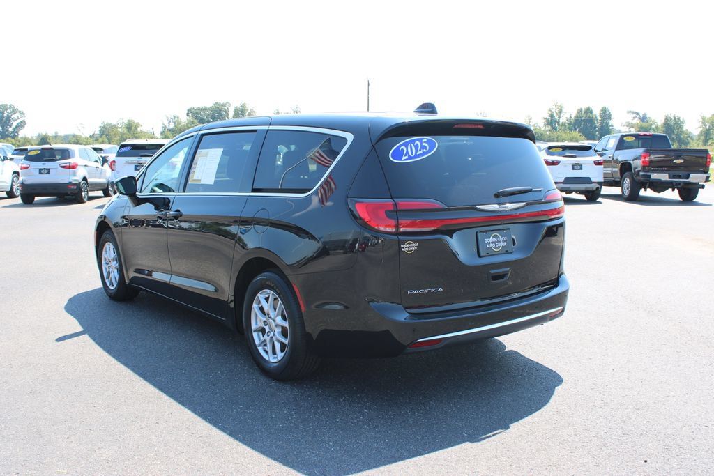 Used 2025 Chrysler Pacifica Select FWD image 7
