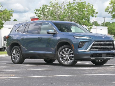 Used 2025 Buick Enclave Preferred FWD image 2
