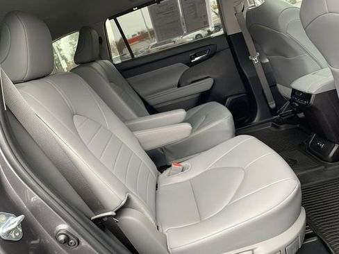 Used 2024 Toyota Highlander XLE image 12