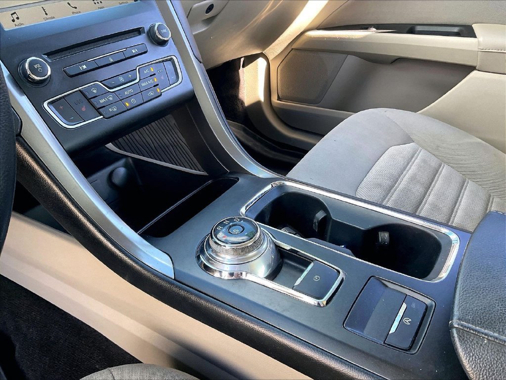Used 2018 Ford Fusion SE w/ Fusion SE Technology Package FWD image 19