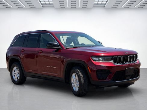 Used 2024 Jeep Grand Cherokee Laredo AWD/4WD image 4