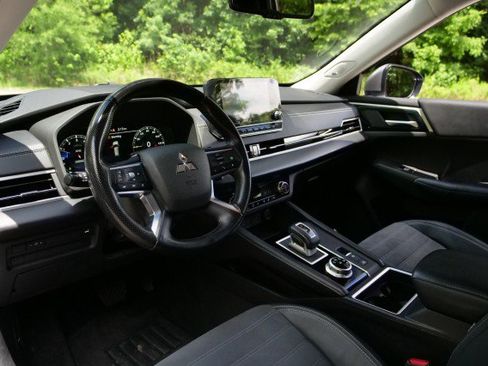Used 2022 Mitsubishi Outlander SE FWD image 2