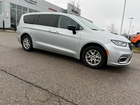 Certified 2024 Chrysler Pacifica Touring-L image 9