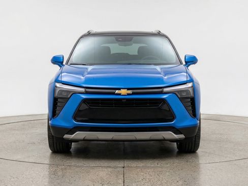 Used 2025 Chevrolet Blazer LT FWD image 2