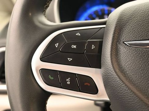 Used 2023 Chrysler Pacifica Touring-L FWD image 31