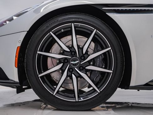 Used 2017 Aston Martin DB11 V12 RWD image 15