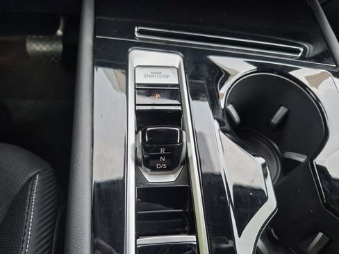 Used 2025 Volkswagen Atlas Cross Sport SE FWD image 19