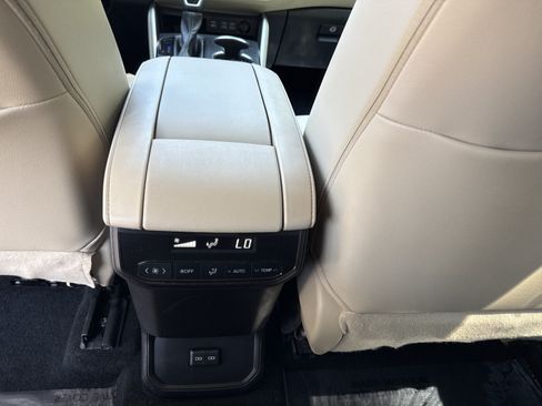 Used 2023 Toyota Highlander XLE FWD image 32
