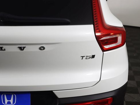 Used 2021 Volvo XC40 T5 R-Design image 17