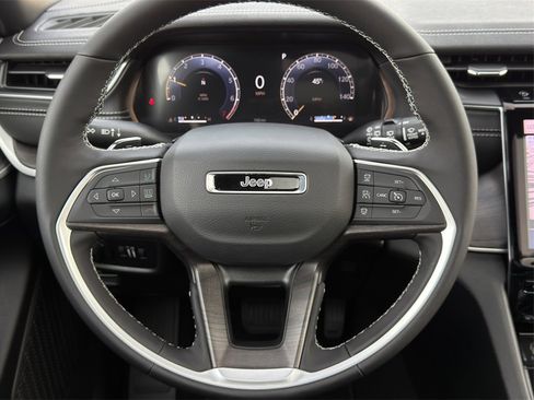 New 2025 Jeep Grand Cherokee Limited w/ Black Appearance Package image 12