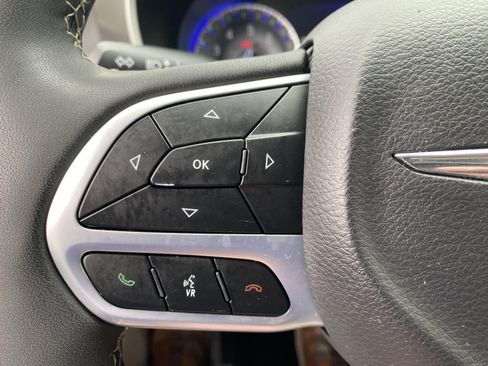 Used 2023 Chrysler Pacifica Touring-L FWD image 26