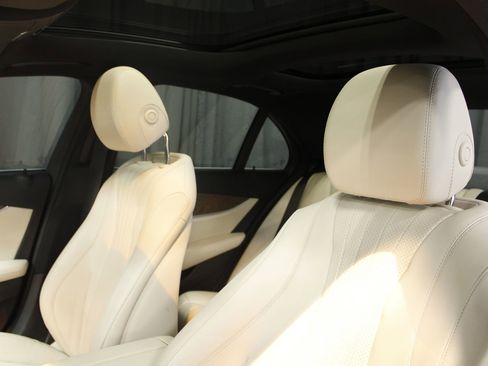 Used 2022 Mercedes-Benz E 350 4MATIC Sedan image 5