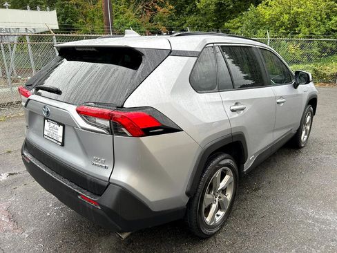 Used 2021 Toyota RAV4 XLE Premium image 5
