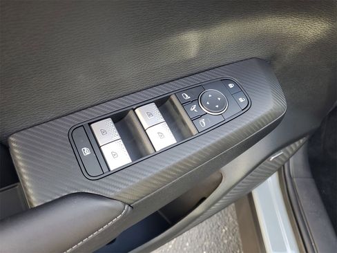 New 2025 Mitsubishi Outlander SE image 9