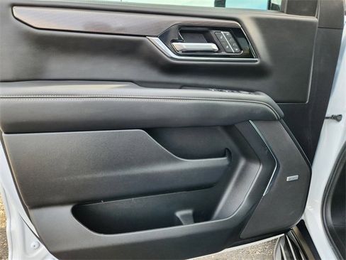 Used 2025 GMC Yukon XL Elevation image 8