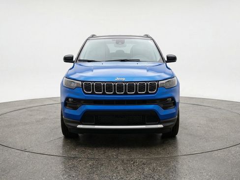 Used 2025 Jeep Compass Limited AWD/4WD image 2