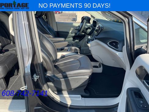 Used 2023 Chrysler Pacifica Touring-L FWD image 9