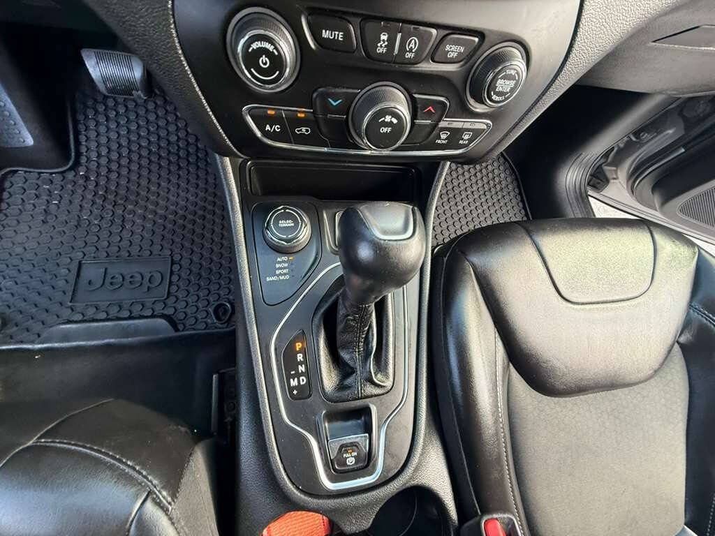 Used 2019 Jeep Cherokee Latitude Plus w/ Cold Weather Group AWD/4WD image 18