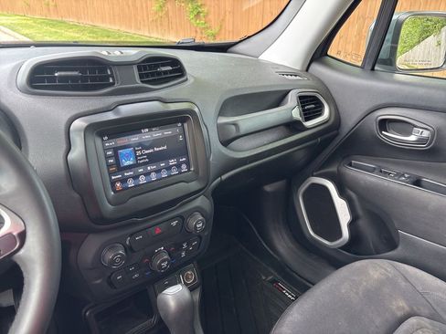 Used 2018 Jeep Renegade Latitude FWD image 30