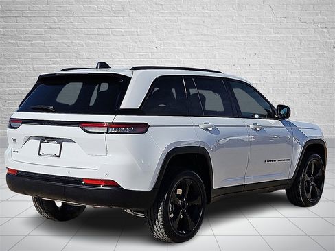 New 2025 Jeep Grand Cherokee Altitude image 4