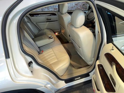 Used 2007 Lincoln Town Car Signature RWD image 67